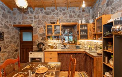 Foça Kozbeyli'de Satılık Arsa İçerisinde Taş Ev