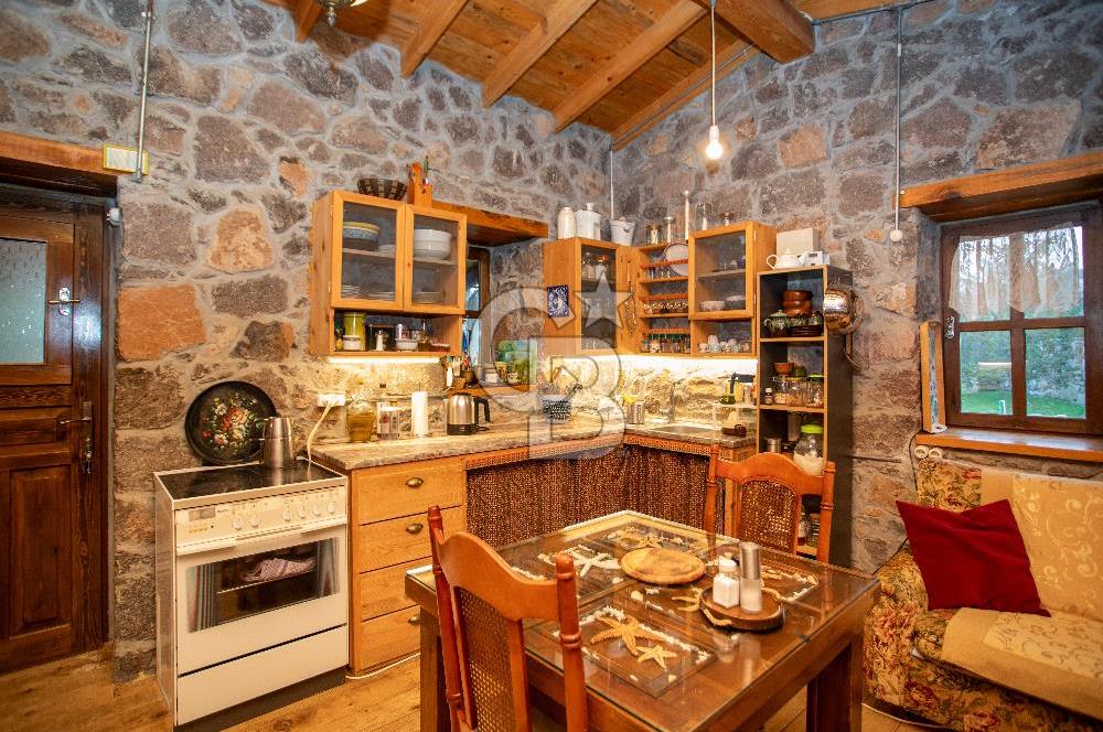 Foça Kozbeyli'de Satılık Arsa İçerisinde Taş Ev