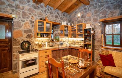 Foça Kozbeyli'de Satılık Arsa İçerisinde Taş Ev