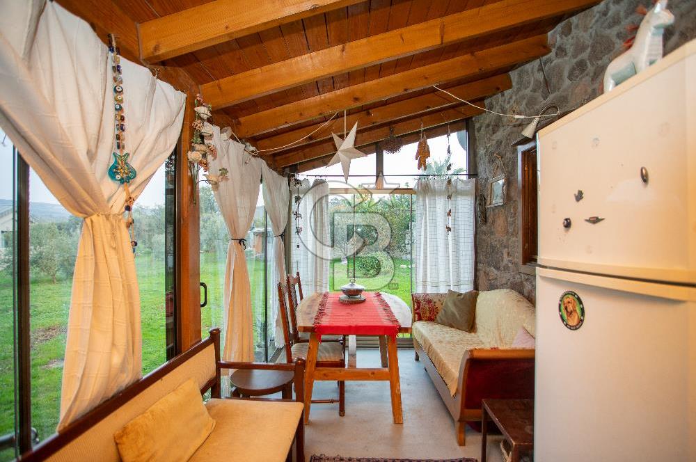 Foça Kozbeyli'de Satılık Arsa İçerisinde Taş Ev