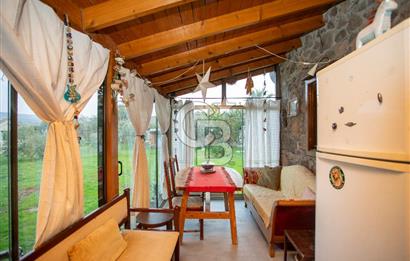 Foça Kozbeyli'de Satılık Arsa İçerisinde Taş Ev