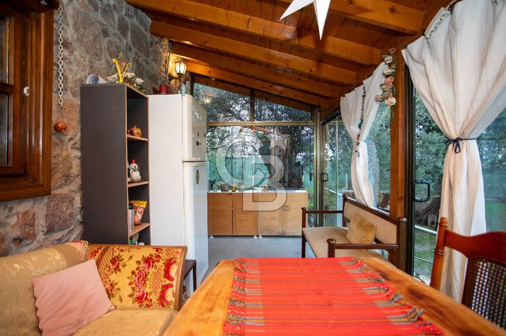 Foça Kozbeyli'de Satılık Arsa İçerisinde Taş Ev