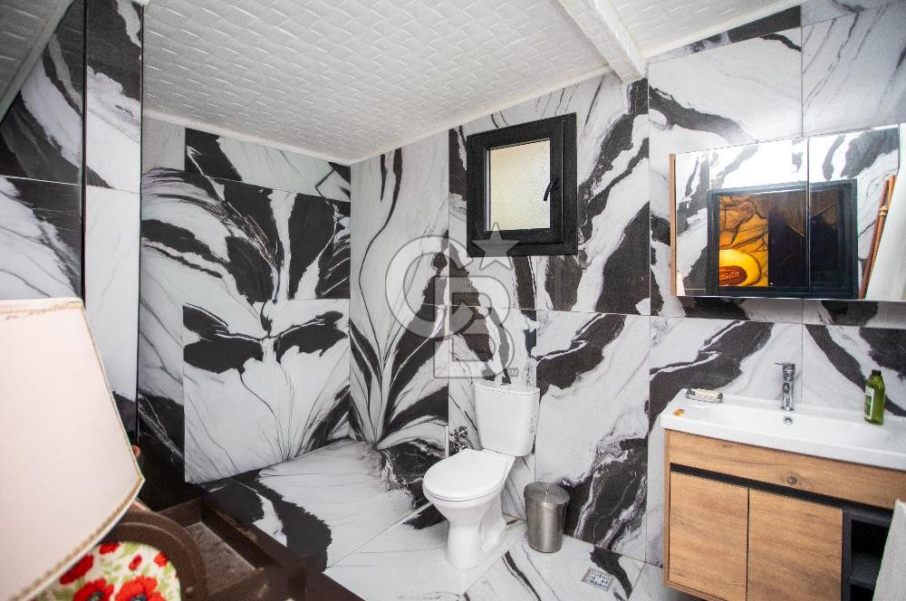 Foça Kozbeyli'de Satılık Arsa İçerisinde Taş Ev