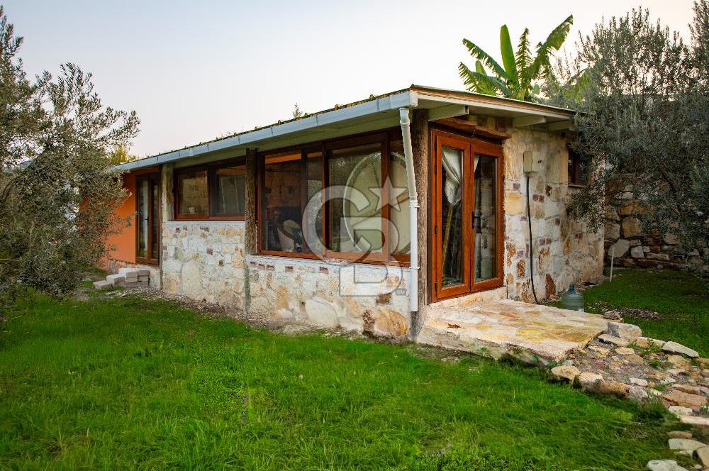 Foça Kozbeyli'de Satılık Arsa İçerisinde Taş Ev