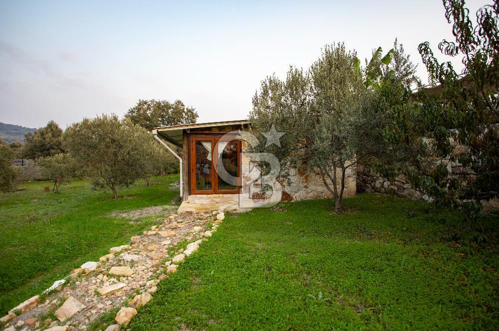 Foça Kozbeyli'de Satılık Arsa İçerisinde Taş Ev