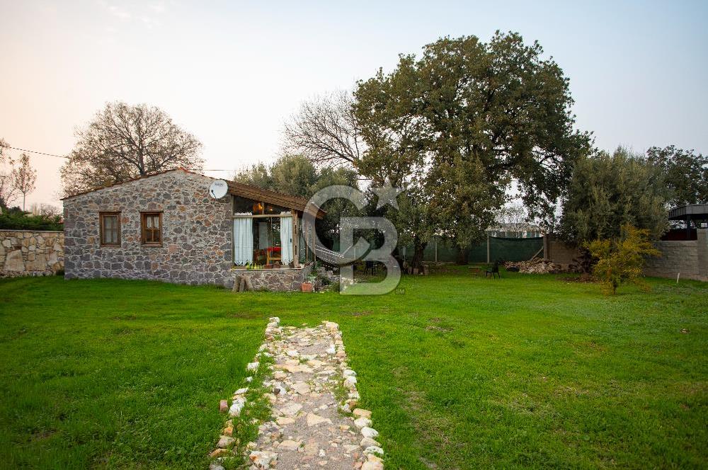 Foça Kozbeyli'de Satılık Arsa İçerisinde Taş Ev