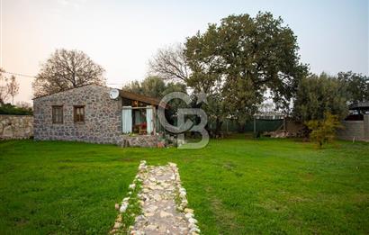 Foça Kozbeyli'de Satılık Arsa İçerisinde Taş Ev