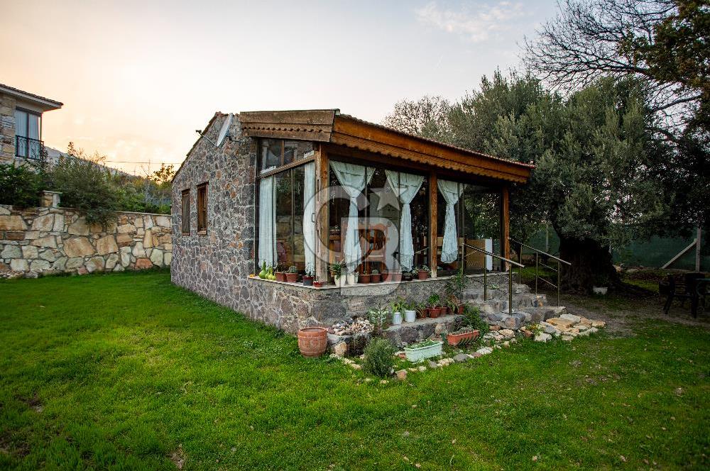 Foça Kozbeyli'de Satılık Arsa İçerisinde Taş Ev