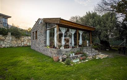 Foça Kozbeyli'de Satılık Arsa İçerisinde Taş Ev