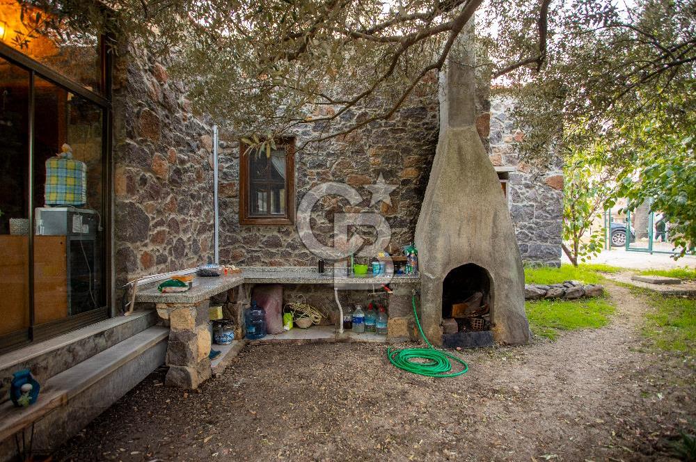 Foça Kozbeyli'de Satılık Arsa İçerisinde Taş Ev