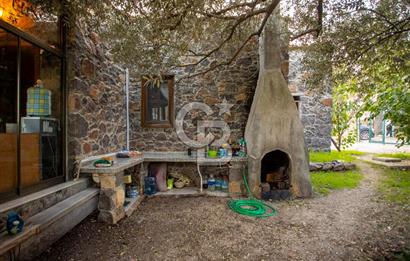 Foça Kozbeyli'de Satılık Arsa İçerisinde Taş Ev