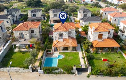 Eski Foça Atatürk Mah. Satılık 3+1 Tam Müstakil Havuzlu Villa
