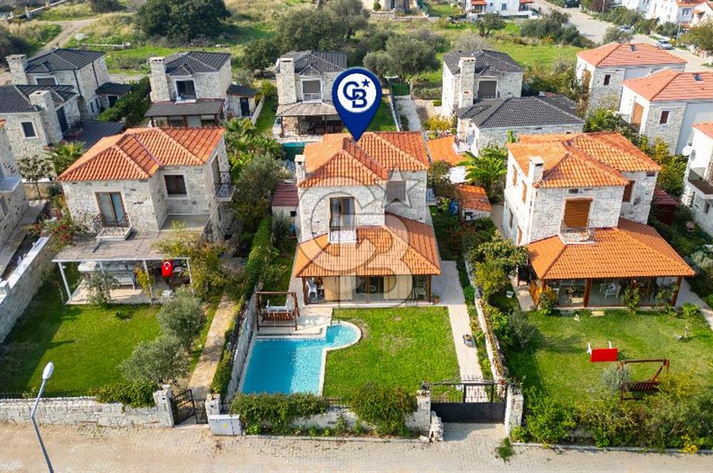 Eski Foça Atatürk Mah. Satılık 3+1 Tam Müstakil Havuzlu Villa