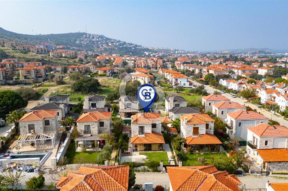 Eski Foça Atatürk Mah. Satılık 3+1 Tam Müstakil Havuzlu Villa