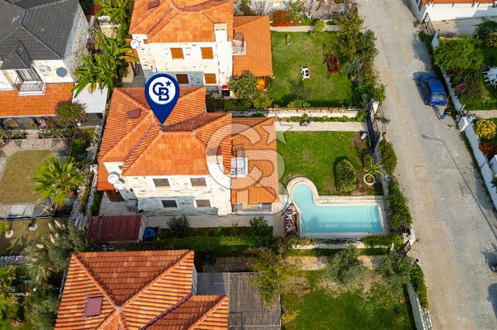 Eski Foça Atatürk Mah. Satılık 3+1 Tam Müstakil Havuzlu Villa