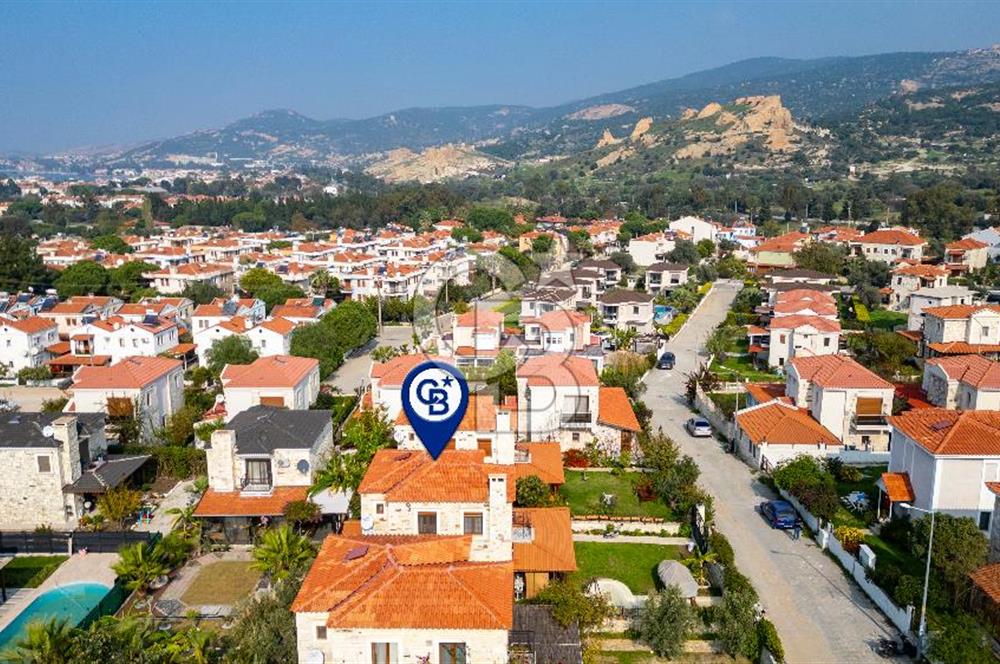 Eski Foça Atatürk Mah. Satılık 3+1 Tam Müstakil Havuzlu Villa