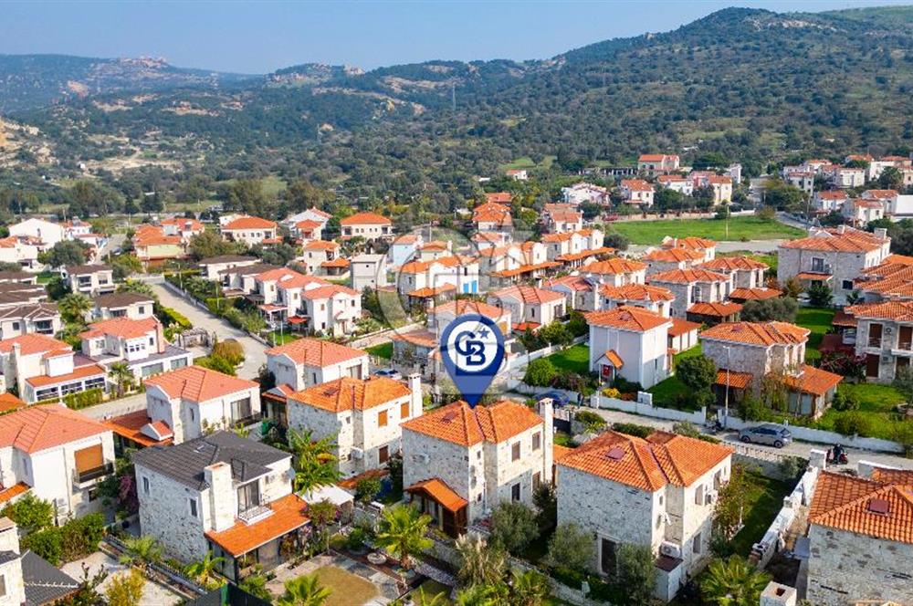 Eski Foça Atatürk Mah. Satılık 3+1 Tam Müstakil Havuzlu Villa