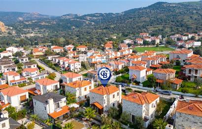 Eski Foça Atatürk Mah. Satılık 3+1 Tam Müstakil Havuzlu Villa