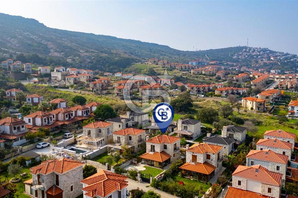 Eski Foça Atatürk Mah. Satılık 3+1 Tam Müstakil Havuzlu Villa