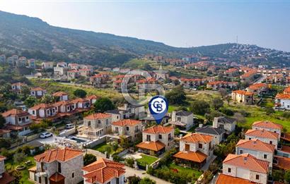 Eski Foça Atatürk Mah. Satılık 3+1 Tam Müstakil Havuzlu Villa