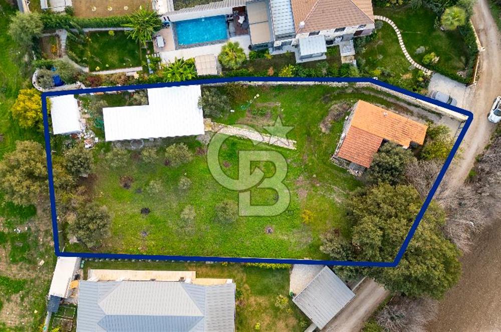 Foça Kozbeyli'de Satılık Arsa İçerisinde Taş Ev