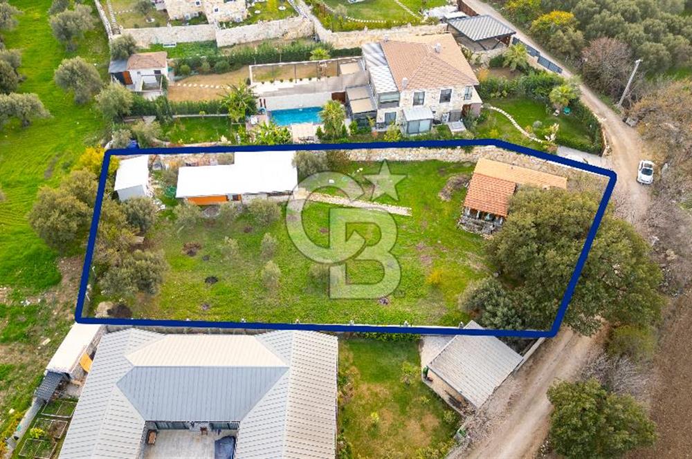 Foça Kozbeyli'de Satılık Arsa İçerisinde Taş Ev