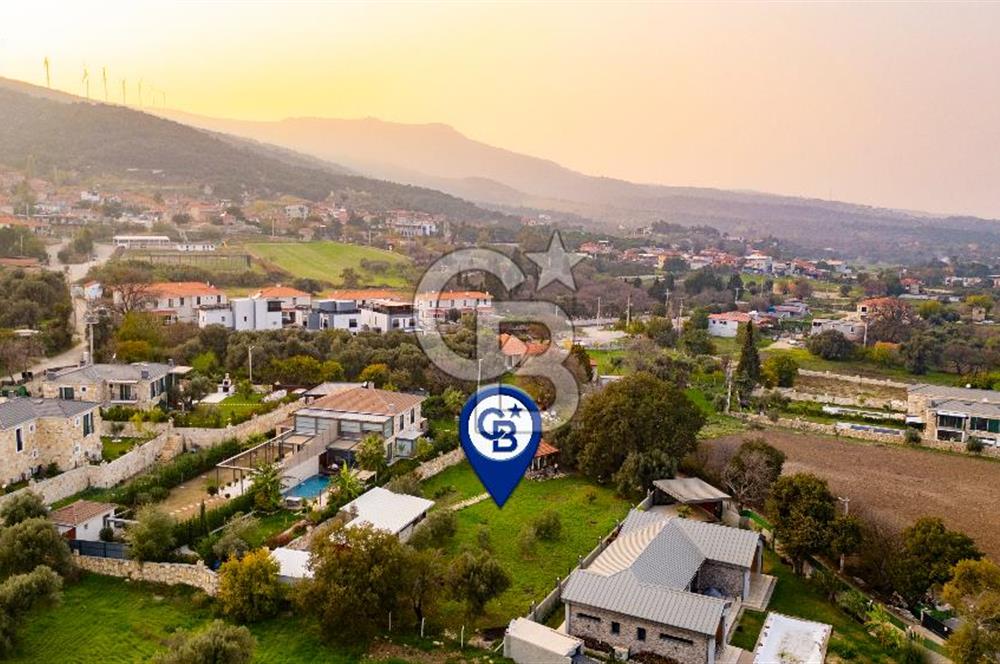 Foça Kozbeyli'de Satılık Arsa İçerisinde Taş Ev