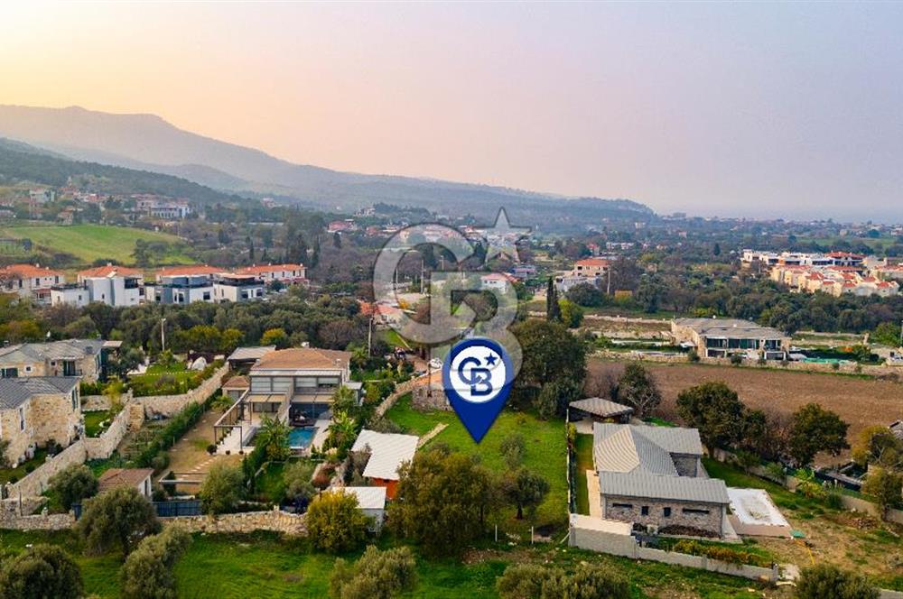 Foça Kozbeyli'de Satılık Arsa İçerisinde Taş Ev