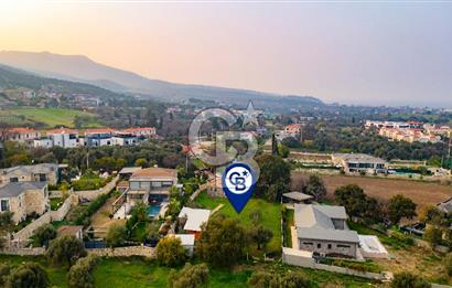 Foça Kozbeyli'de Satılık Arsa İçerisinde Taş Ev