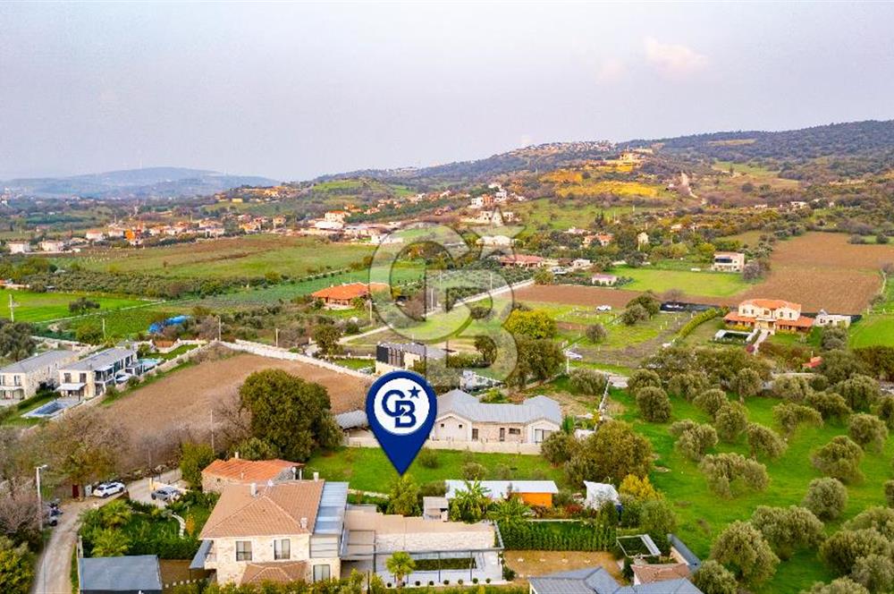 Foça Kozbeyli'de Satılık Arsa İçerisinde Taş Ev