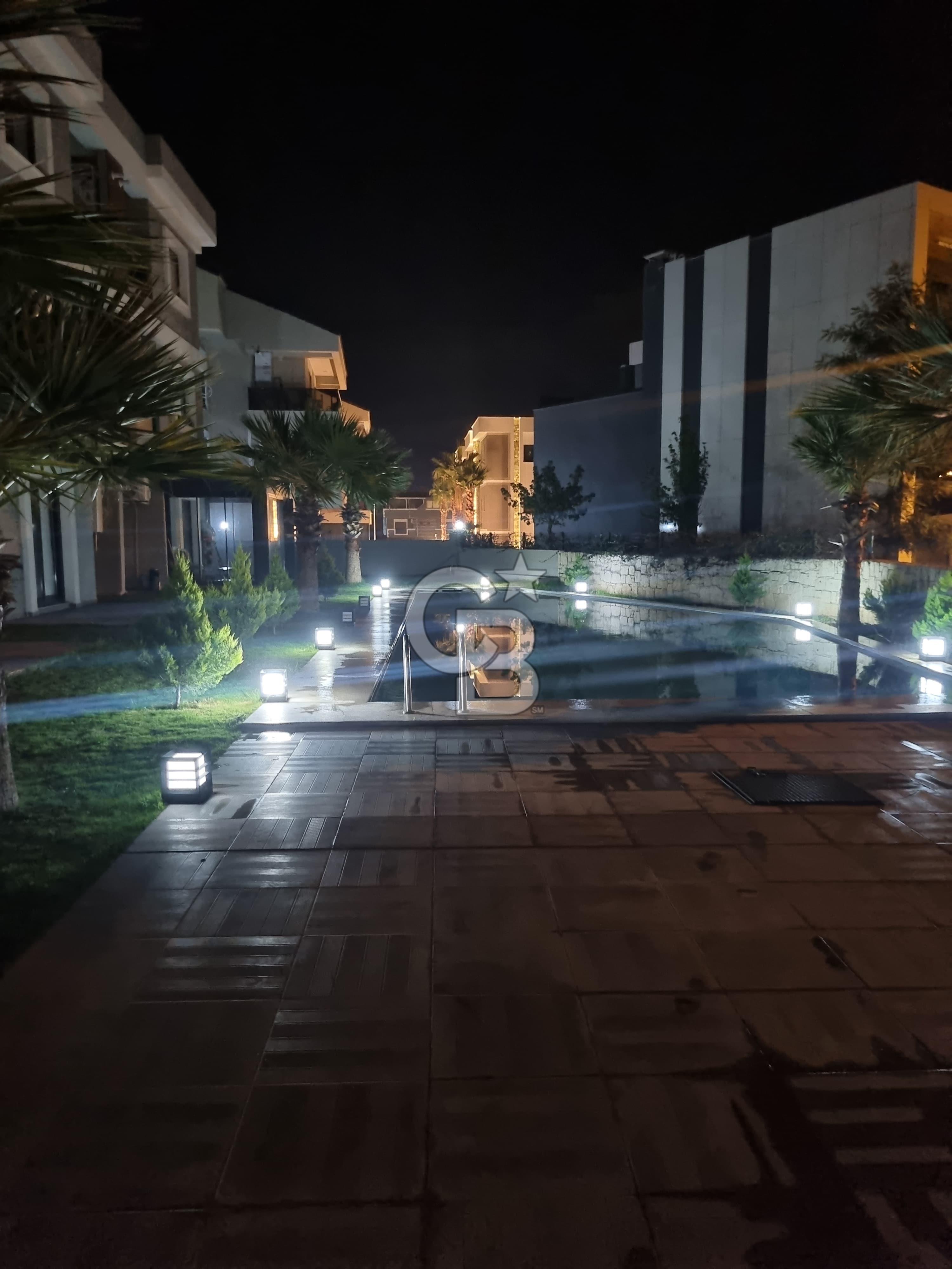 Menderes Cüneytbey Mahallesin de Havuzlu Sitede Ferah Daire