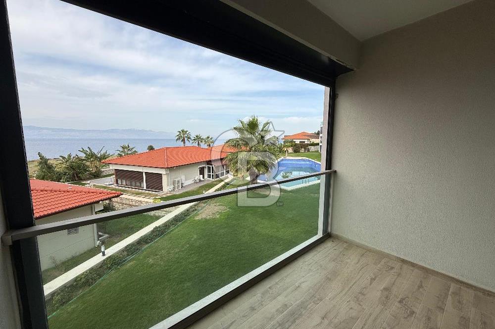 Çeşme'de Denize Sıfır Özel Plajlı ve Havuzlu 1+1 Daire
