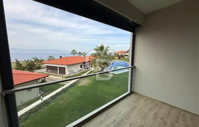 Çeşme'de Denize Sıfır Özel Plajlı ve Havuzlu 1+1 Daire