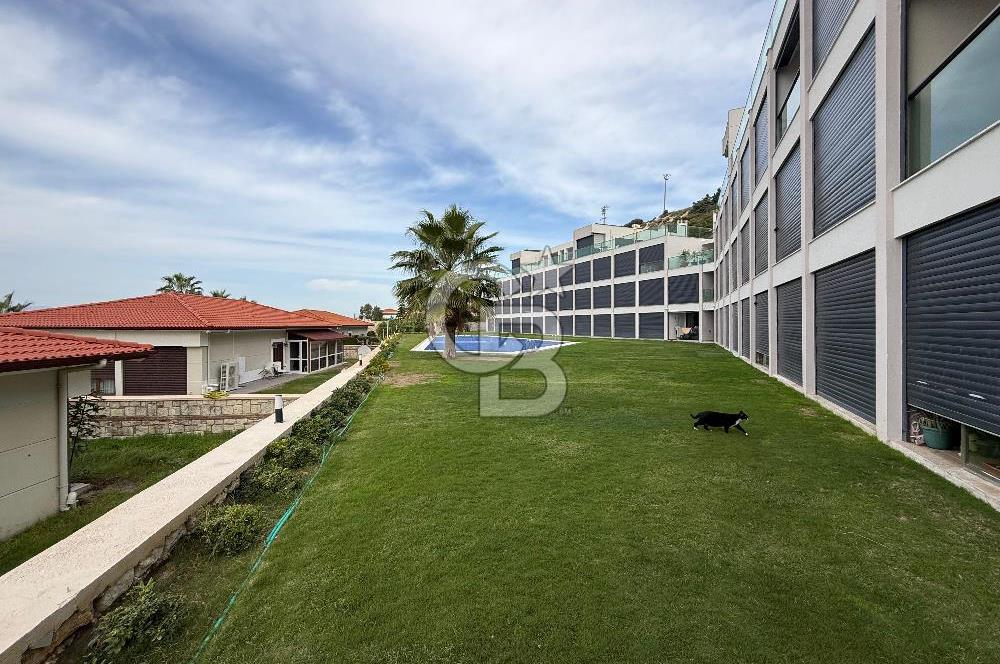 Çeşme'de Denize Sıfır Özel Plajlı ve Havuzlu 1+1 Daire