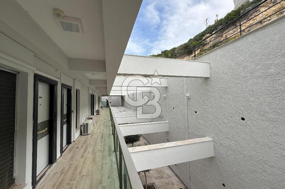 Çeşme'de Denize Sıfır Özel Plajlı ve Havuzlu 1+1 Daire