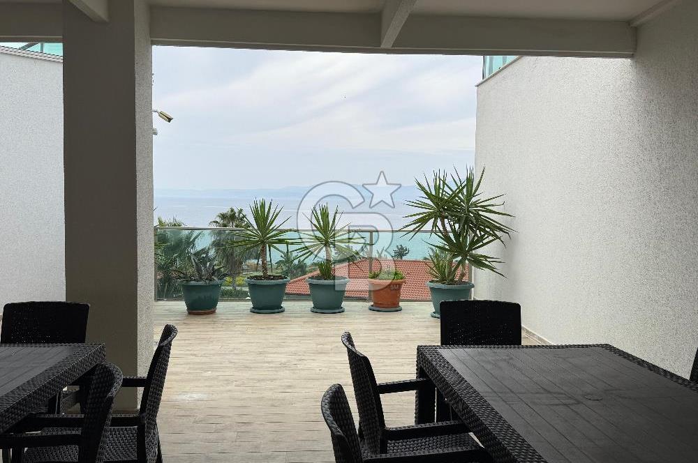 Çeşme'de Denize Sıfır Özel Plajlı ve Havuzlu 1+1 Daire