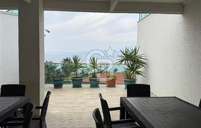 Çeşme'de Denize Sıfır Özel Plajlı ve Havuzlu 1+1 Daire