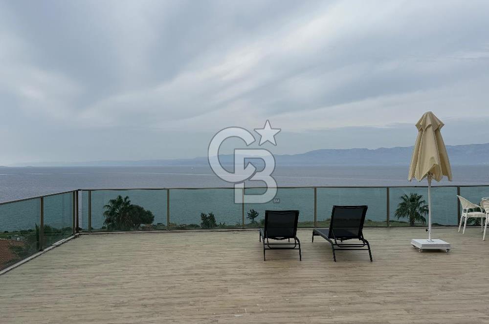 Çeşme'de Denize Sıfır Özel Plajlı ve Havuzlu 1+1 Daire