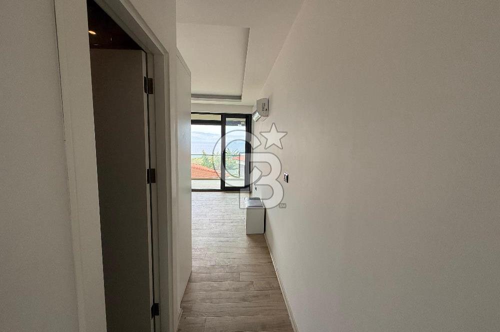 Çeşme'de Denize Sıfır Özel Plajlı ve Havuzlu 1+1 Daire