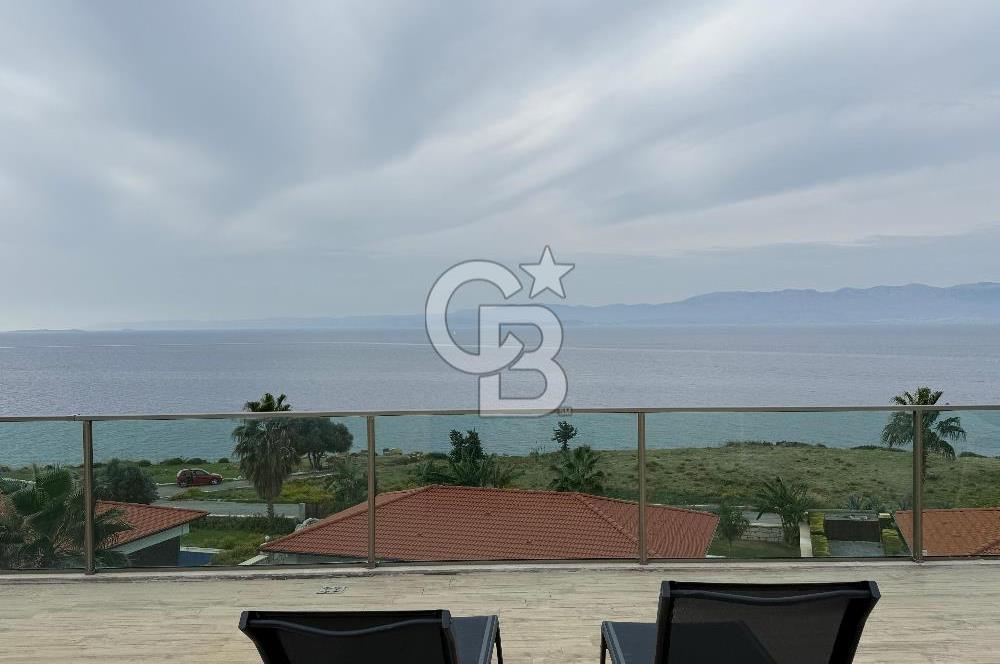 Çeşme'de Denize Sıfır Özel Plajlı ve Havuzlu 1+1 Daire