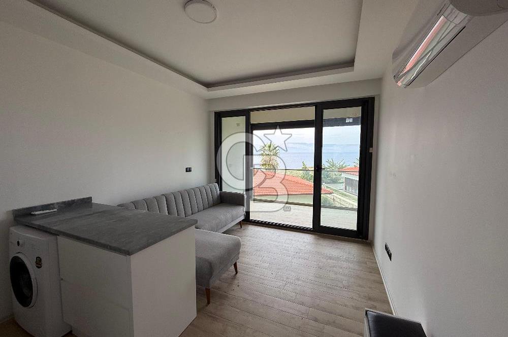 Çeşme'de Denize Sıfır Özel Plajlı ve Havuzlu 1+1 Daire
