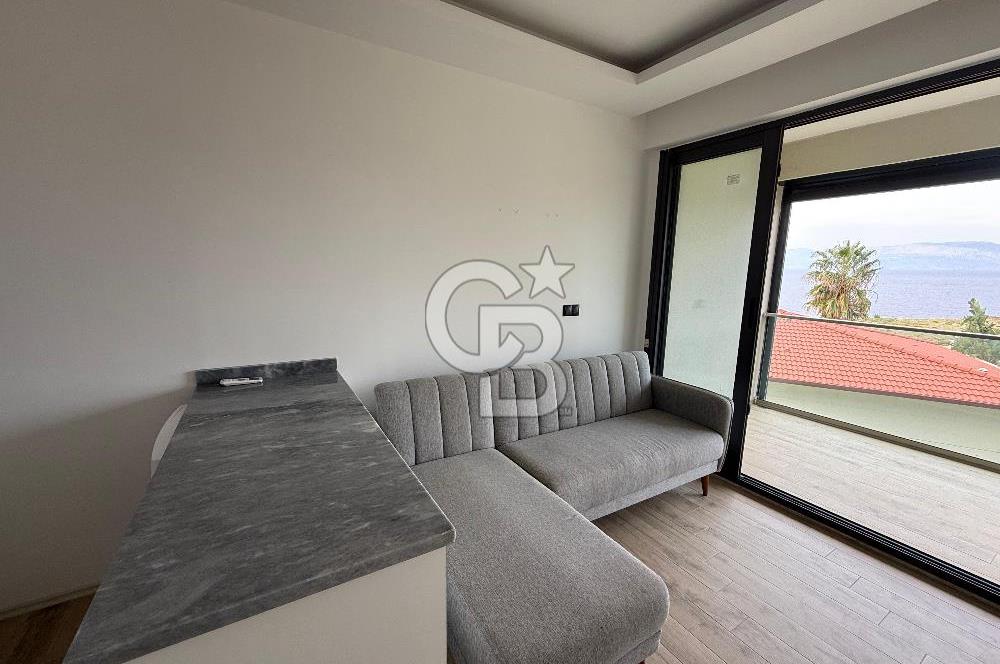 Çeşme'de Denize Sıfır Özel Plajlı ve Havuzlu 1+1 Daire