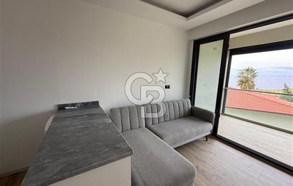 Çeşme'de Denize Sıfır Özel Plajlı ve Havuzlu 1+1 Daire