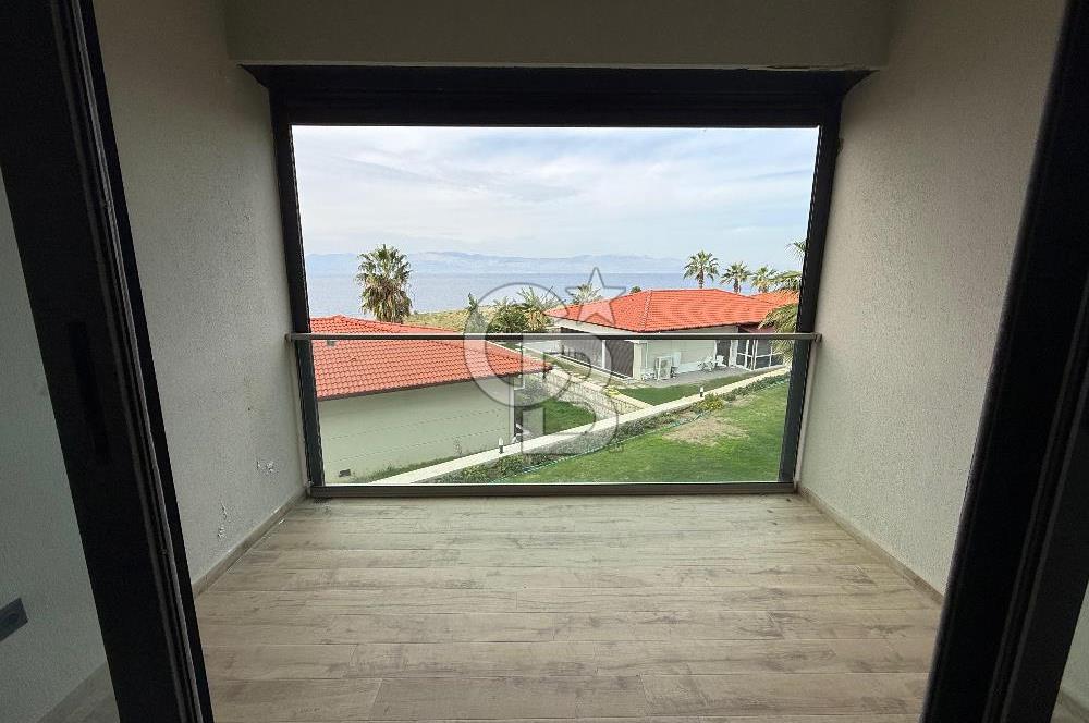 Çeşme'de Denize Sıfır Özel Plajlı ve Havuzlu 1+1 Daire