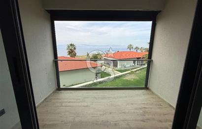 Çeşme'de Denize Sıfır Özel Plajlı ve Havuzlu 1+1 Daire