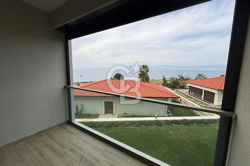 Çeşme'de Denize Sıfır Özel Plajlı ve Havuzlu 1+1 Daire