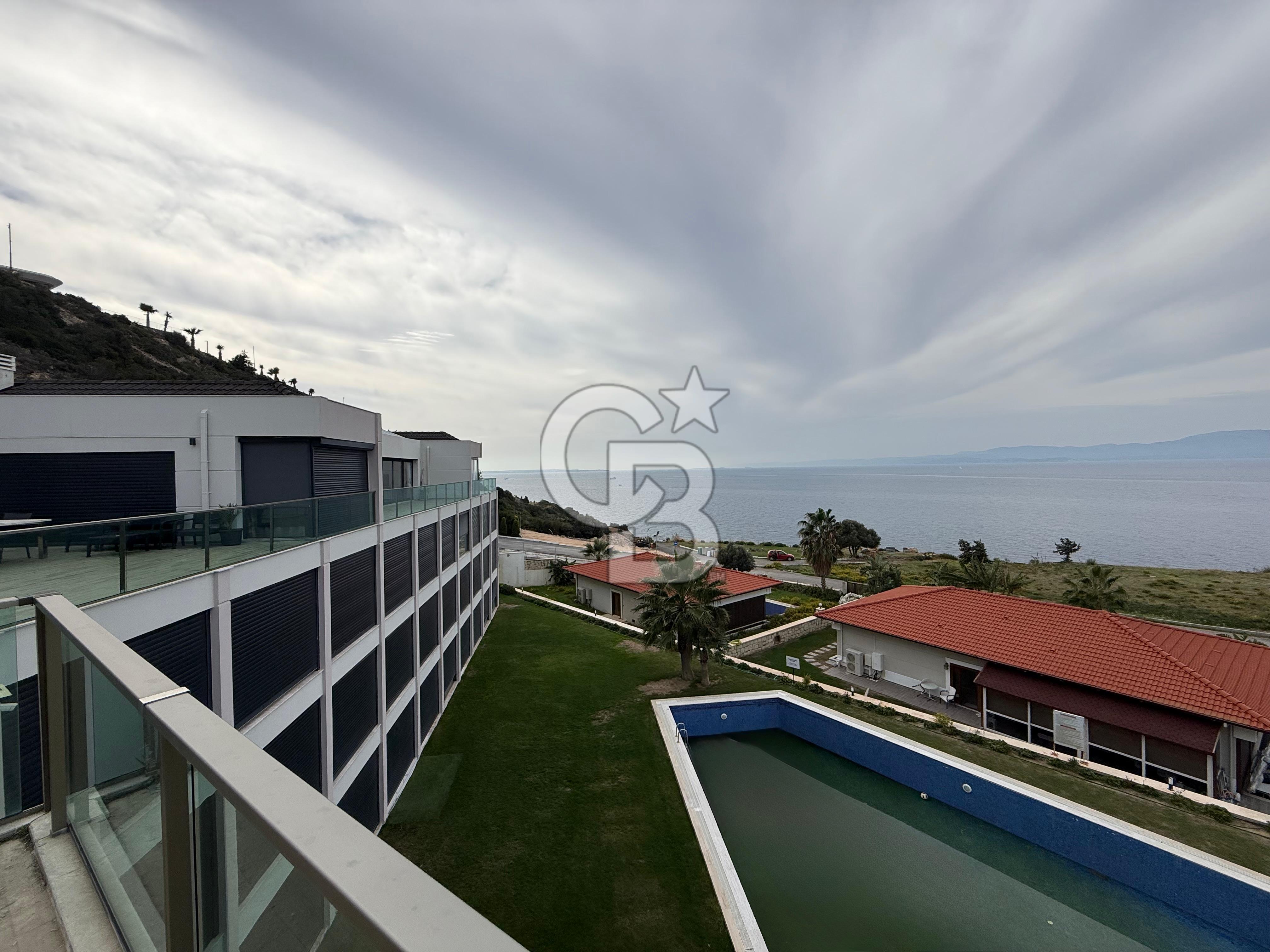 Çeşme'de Denize Sıfır Özel Plajlı ve Havuzlu 1+1 Daire