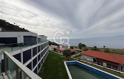 Çeşme'de Denize Sıfır Özel Plajlı ve Havuzlu 1+1 Daire