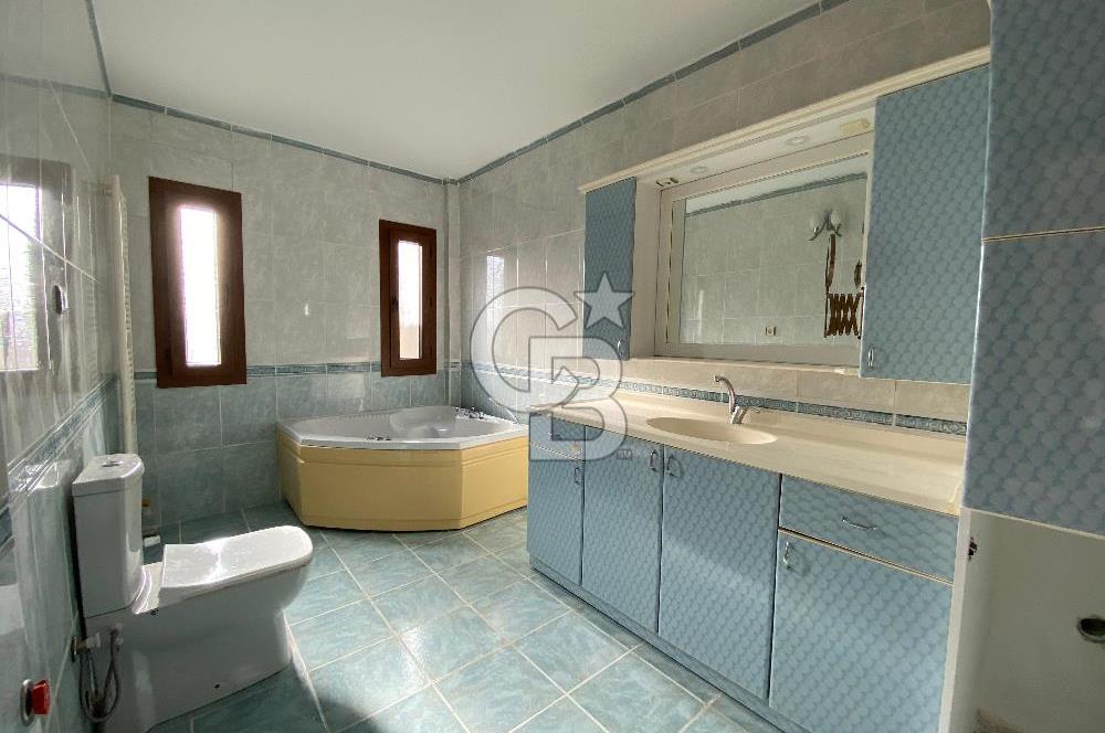 Bornova Yakaköy Doktorlar Sitesinde 5+1 Dubleks Kiralık Villa