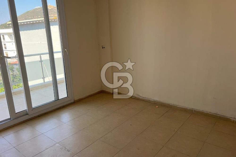 Yenifoça Ana Cadde Üzeri Merkezi Konumda 3+1 Kiralık Daire